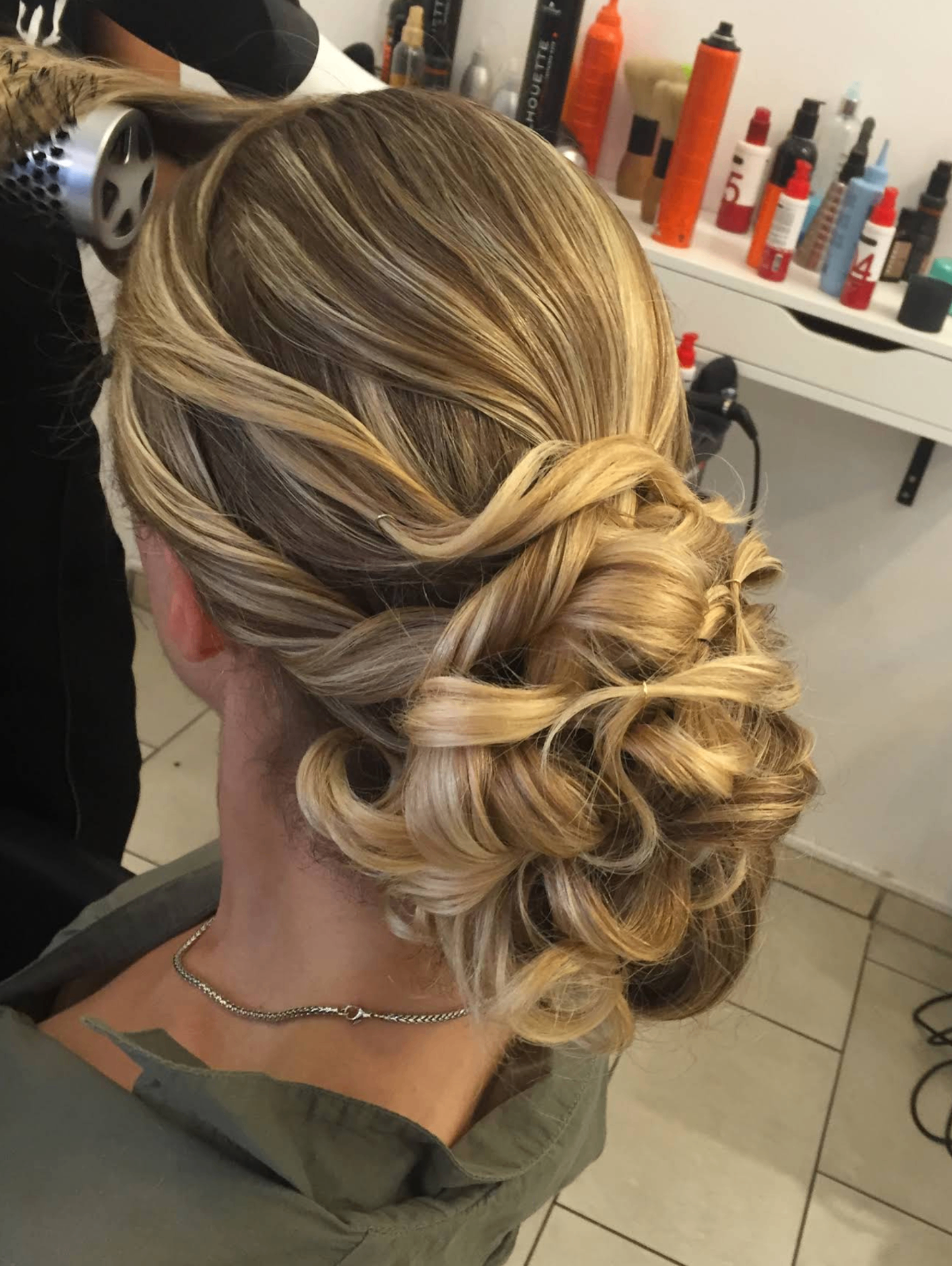 Elegante Hochsteckfrisur für ein festliches Styling bei EGE Coiffeur