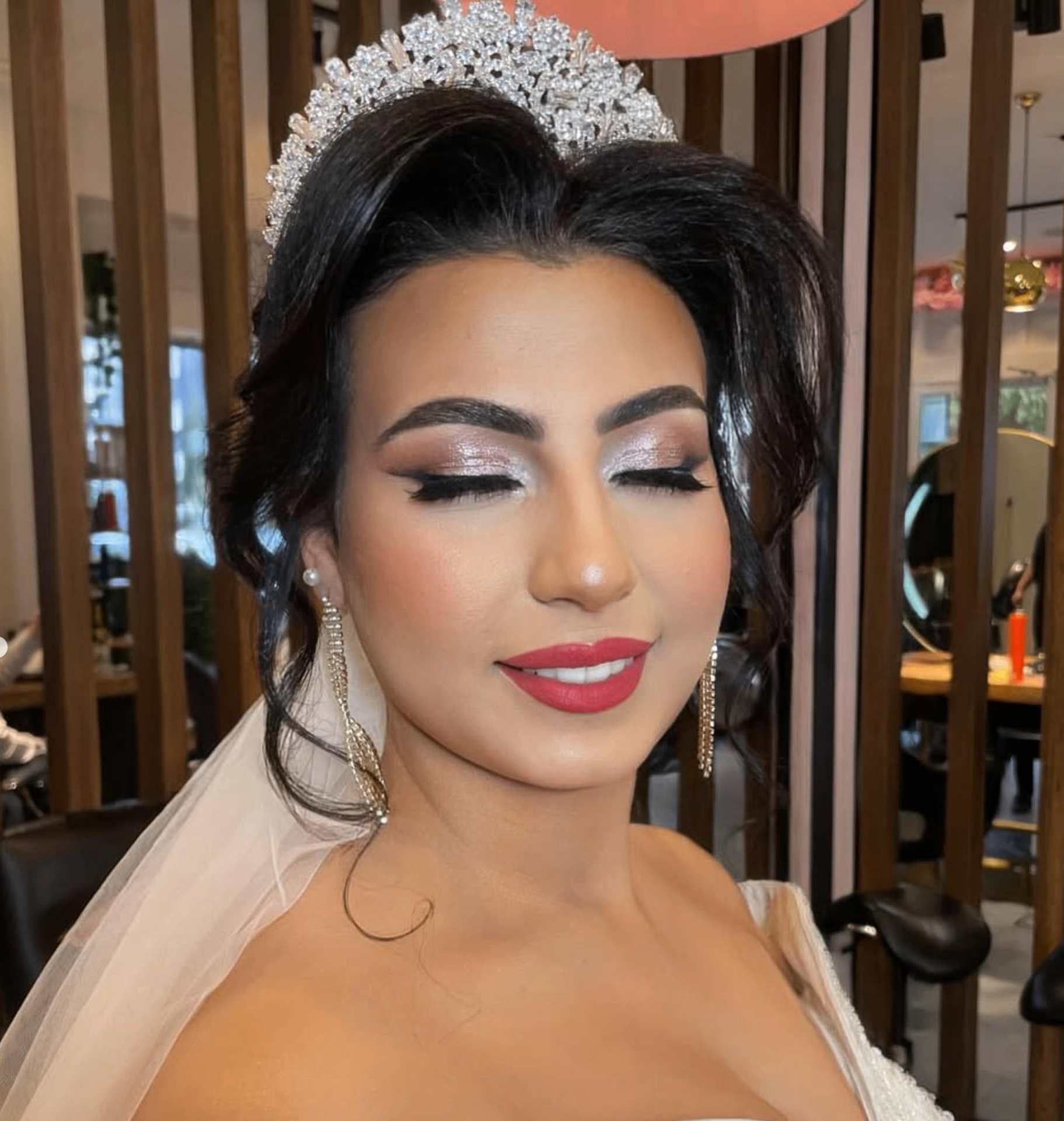 Brautstyling mit Make-up und edlem Finish im Salon EGE Coiffeur