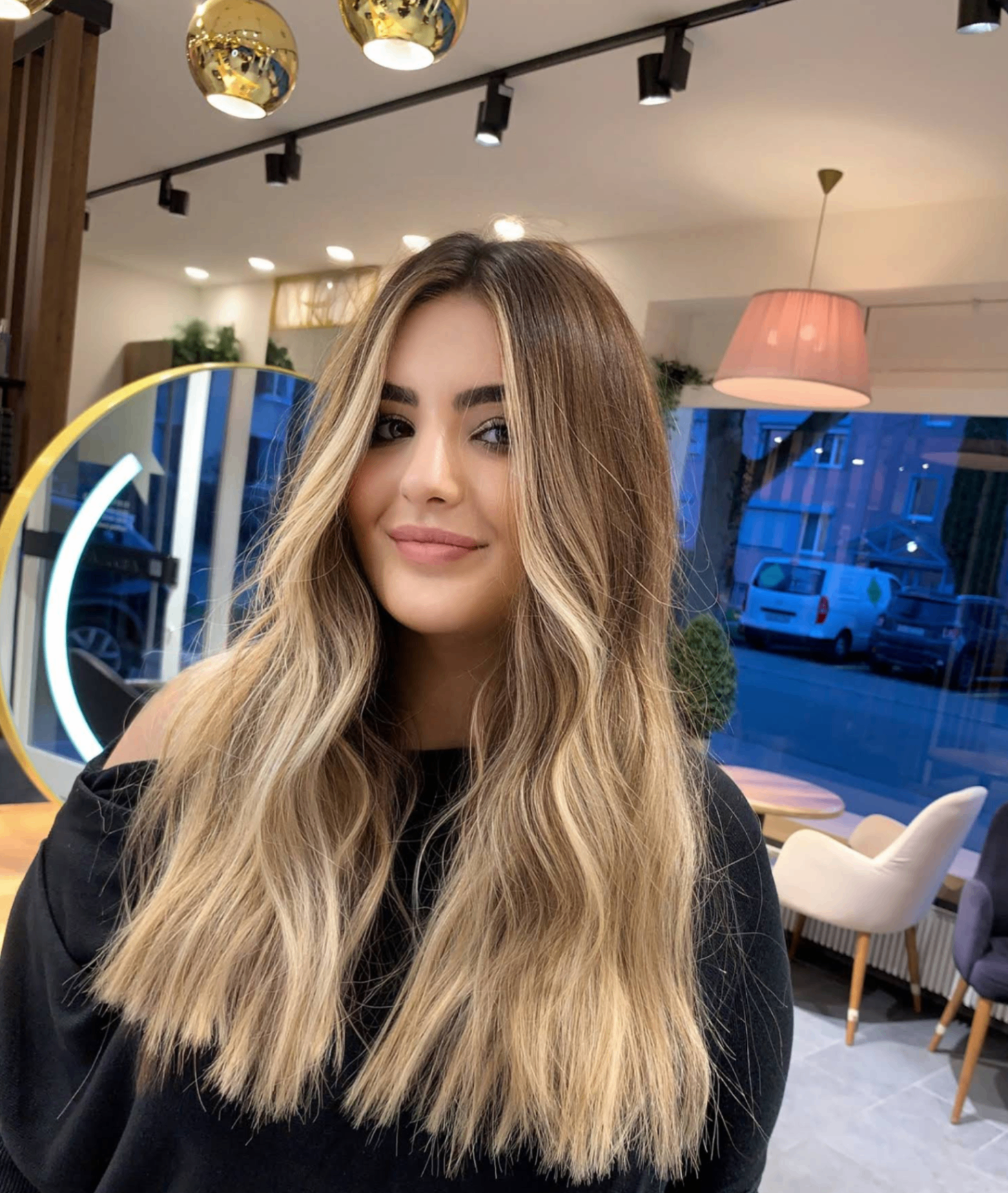Blonde Highlights und sanfte Wellen bei einer Kundin von EGE Coiffeur in Dietikon